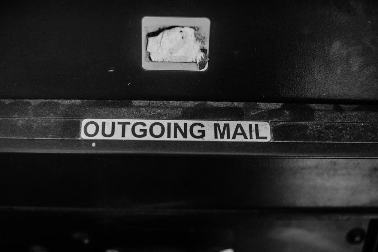 Boîte pour courrier sortant en métal noir